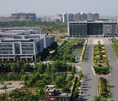 “调换宿舍烦恼”江苏大学大三学生坠楼身亡，妈妈为何还在大学陪读啊？