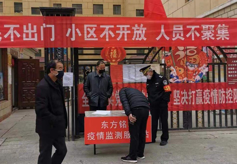 山东三名男子被困在隔离小区后当起了志愿者，他们为何会被困在隔离小区？