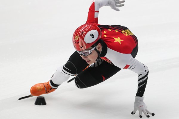 用动静结合的手法写任子威在比赛中的精彩表现