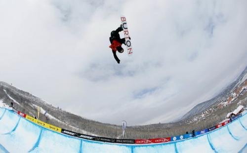 张可欣意外摔倒后坚强站起，全场响起掌声，她身上有着怎样的体育精神？