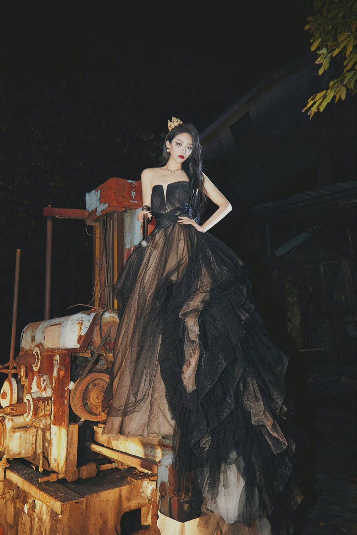 喻言梦幻婚纱造型写真曝光，大家觉得她的穿搭怎么样？