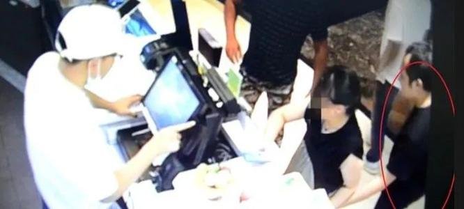 民警盗用涉案人微信都做了什么事,该民警会被如何处置?