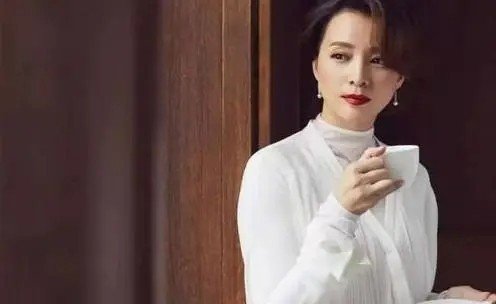 董卿为什么被央视解雇原因