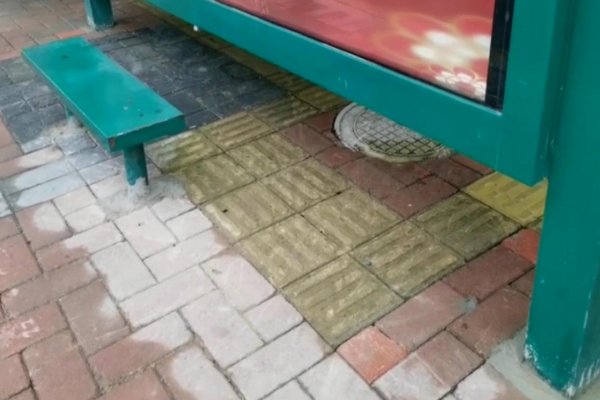 贵州一盲道为绕开井盖穿过公交站牌，这么敷衍的设置有何意义？