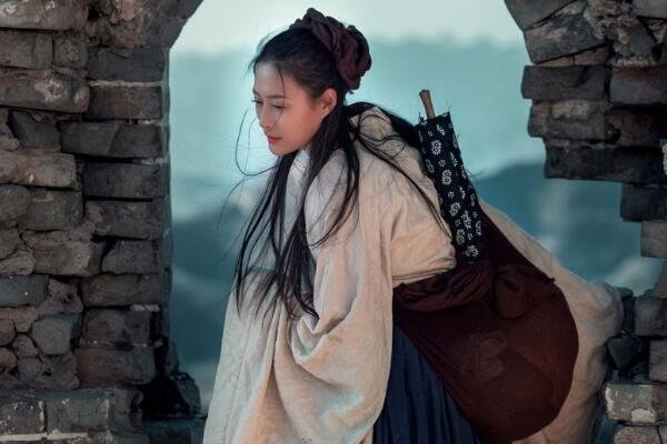 都知道孟姜女哭长城，她那时候哭倒的长城在哪里？