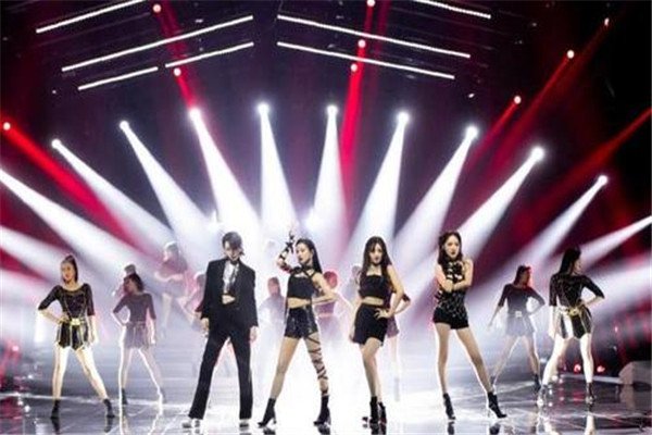 杨澜说，世上评价男人和女人的标准不太一致，女人味是谁来定义的呢？