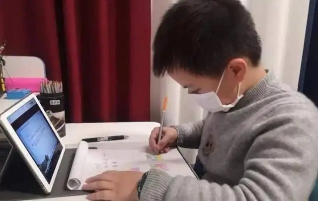 运城一萌娃蹭姐姐网课学英语，萌娃的英语发音有多标准？