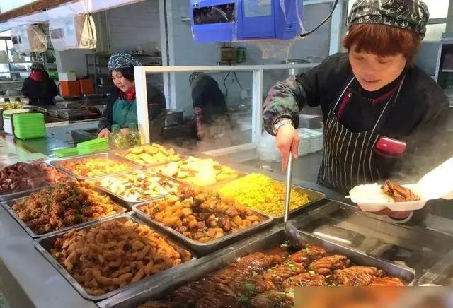 卖饭阿姨切肉好似“假动作”，这样抠门的店家，能否走长远吗？