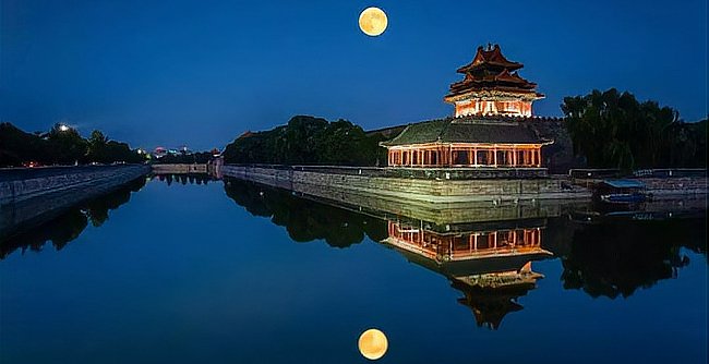 近水楼台先得月，向阳花木早逢春.什么意思？