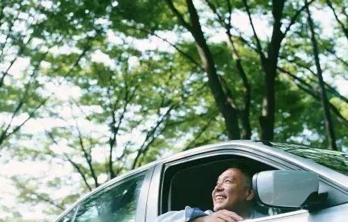 四川乐山92岁大爷学车不到两月拿到驾照，这名大爷有多厉害？