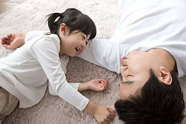 被女儿举报的公职父亲否认指控，双方各执一词，你更相信谁？