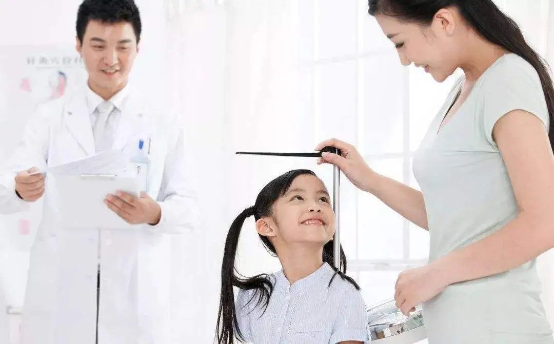 小学五年级女孩身高一米八，现在的孩子为何普通长得很高？