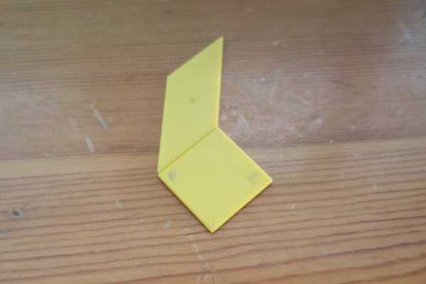 用四块七巧板拼一个四边形可以怎样拼？能拼成五边形六边形吗？