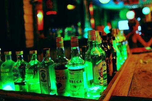 古代为何称“灯红酒绿”？酒是绿色的吗？