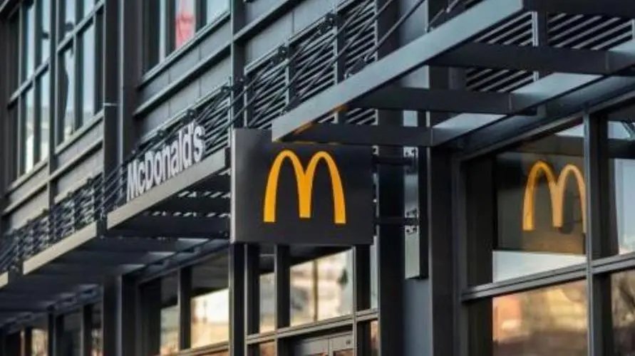 英国麦当劳遭50人“零元购”：大部分黑人，无人被抓，为何要抢劫麦当劳？