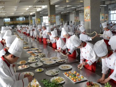 济南蓝翔厨师培训学校学费一学期多少？