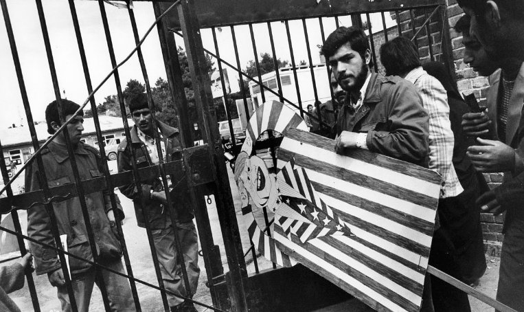 美国为什么要对伊朗实施制裁？