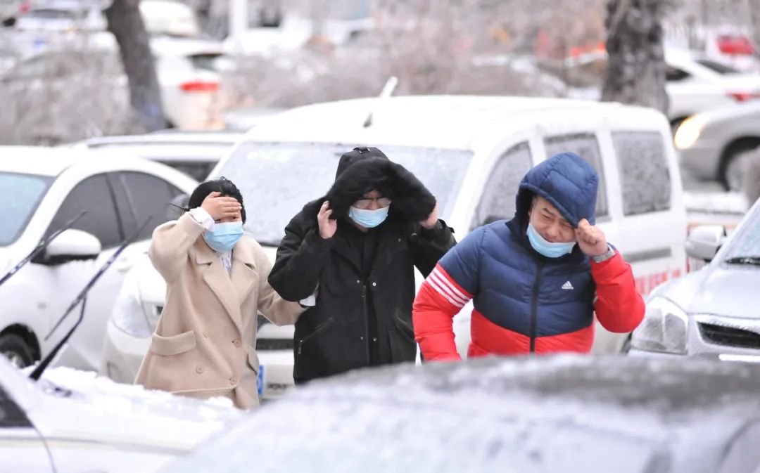 沈阳遭遇大暴雪，市民在街头用力推轻轨，这场暴雪对当地造成了什么影响？