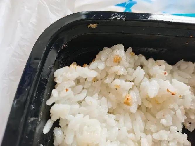 因顾客点外卖吃出头发，店长带员工剪寸头发红包补偿，店长有权这么做吗？