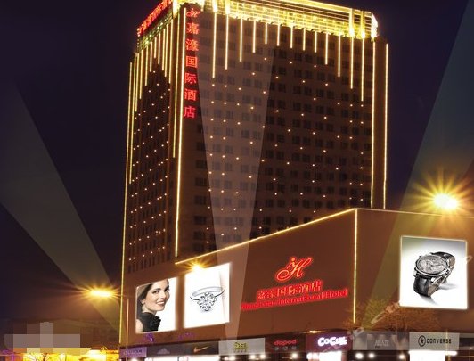 秦霄贤的家世背景是什么？