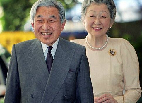 日本天皇与首相的区别，日本首相见天皇下跪吗