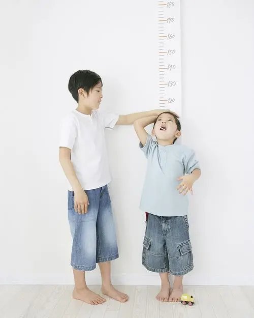 小学五年级女孩身高一米八，现在的孩子为何普通长得很高？