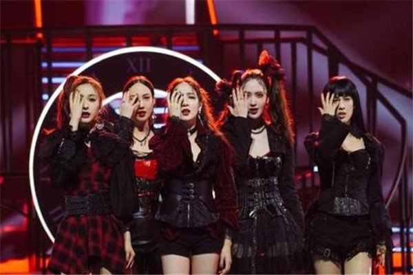 杨澜说，世上评价男人和女人的标准不太一致，女人味是谁来定义的呢？