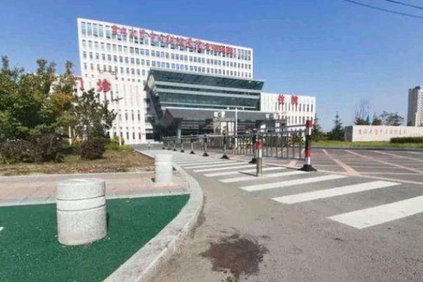 作为一个救死扶伤的机构，为何医院门口车祸无人救治呢？