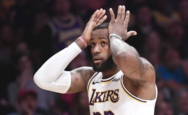 勒布朗·詹皇飞跃卢卡斯的空接扣篮，美篮球联赛史上有没有先例？