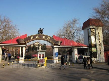 我想去北京当群众演员，想问该去那里找？