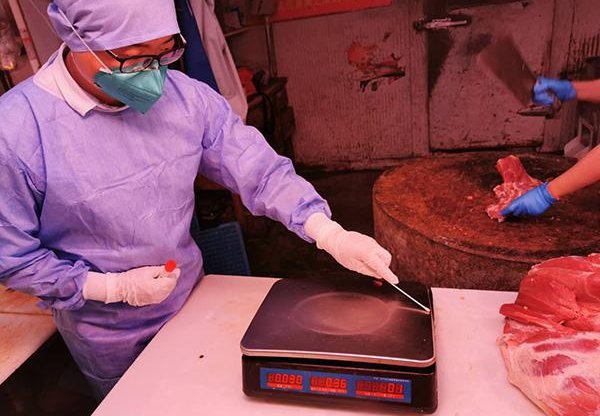 上海给大花鲢做核酸，掰开鱼嘴往里塞棉签，食品安全是否能得到保障？