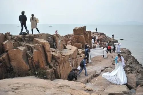 新人在冬季拍婚纱照，婚纱里面下身应该穿什么？