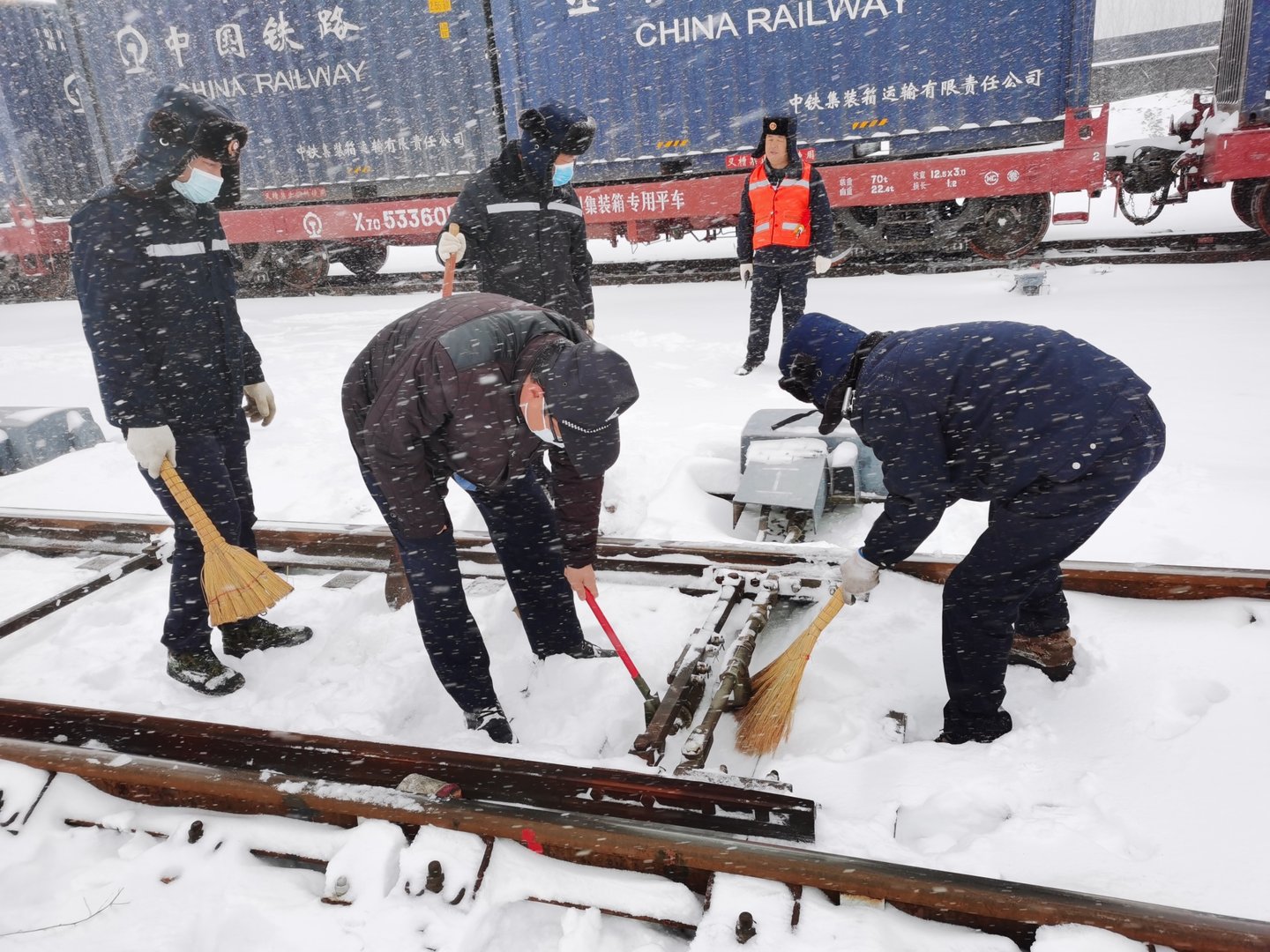 沈阳遭遇大暴雪，市民在街头用力推轻轨，这场暴雪对当地造成了什么影响？