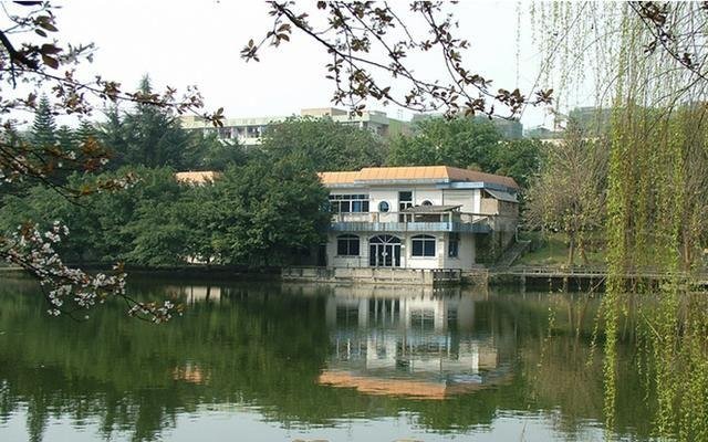 企业设立的培训机构不得称大学,一所合法的大学应该满足哪些条件?