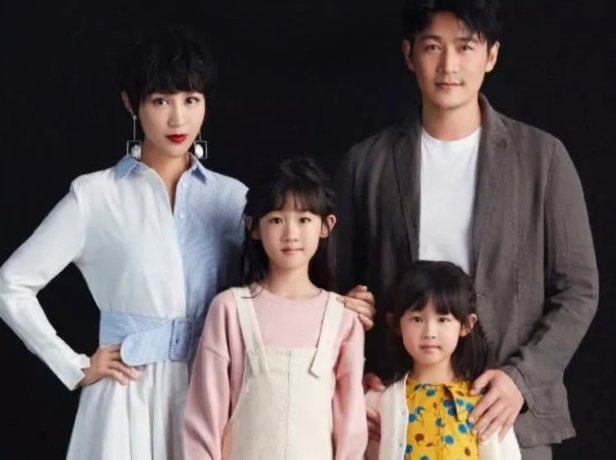 陆毅大女儿上台表演京剧，花旦扮相让人惊艳，她的状态如何？