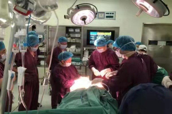 想大口喝矿泉水长沙女孩的双腿保住了，女孩是如何在那场故事中幸存下来的？