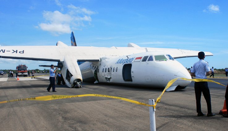 云南一女子因改签未登失事客机，航班上有6名亲友，她对此事有何回应？