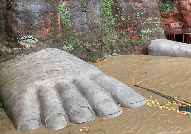 网友晒乐山大佛照片对比照，时隔2年，水位相差10米多！为何差距如此大？