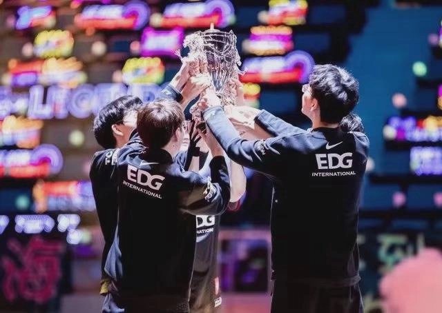 为什么EDG夺冠反响巨大?它对当代年轻人意味着什么？