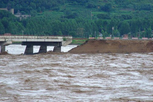 四川乐山洪水拦腰截断大桥，大桥上有无被困人员？