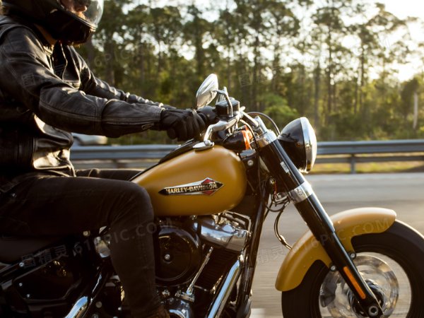 骑摩托飞跃黄河的是谁