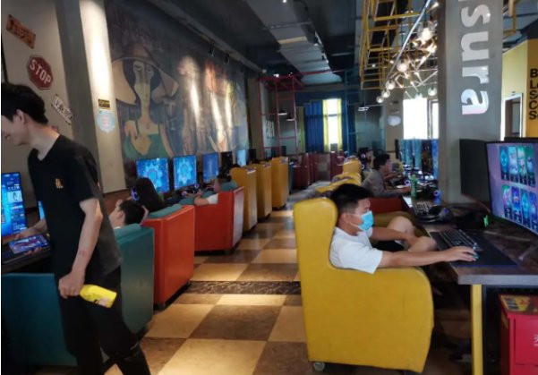 广州疫情防控，32人因此滞留网吧9天，他们是如何解决睡觉问题的？