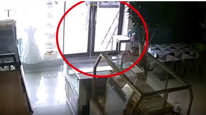 黑龙江俩“大白”撬蛋糕店被指盗窃，当地警方对此作何回应？