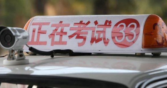 女子科三考试被大货车挡路,坚持4小时等司机挪车,最终的结果如何?