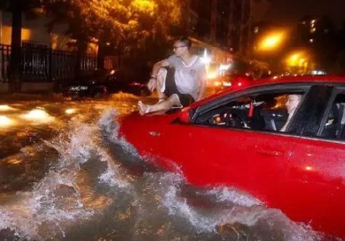 广东暴雨，夫妻连人带车被冲走，突发暴雨在行驶途中如何紧急避险？