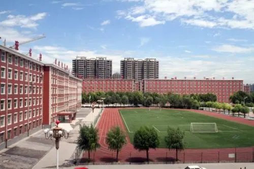 河北外国语学院通报“学生坐窗台大喊”，这名学生是否存在精神疾病？