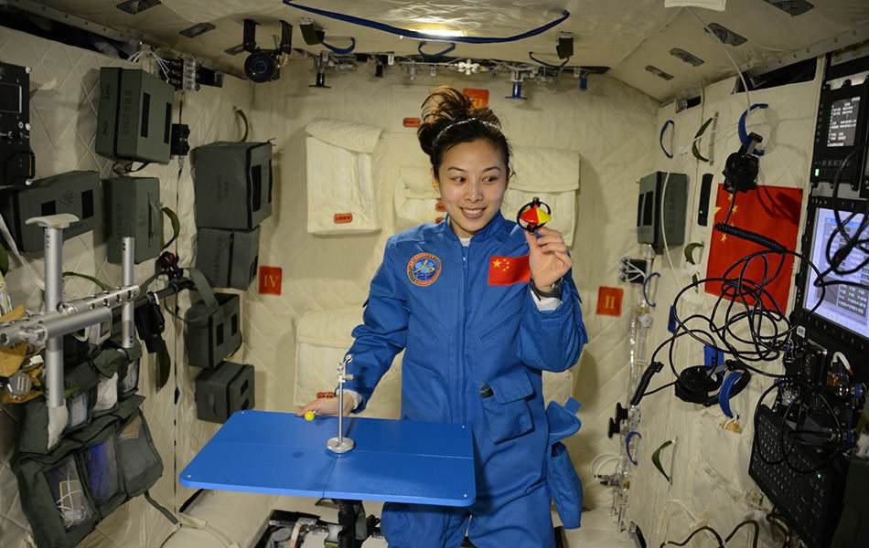 王亚平身着运动装亮相空间站，航天员在太空是如何锻炼的？