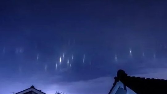 神秘光柱出现在日本上空，似外星舰队，到底是什么?