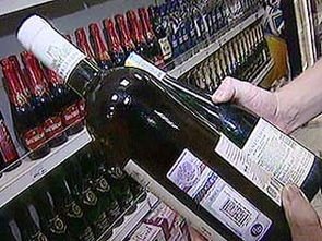 俄罗斯假酒中毒事件已致34死，事件的责任该由谁来承担呢？