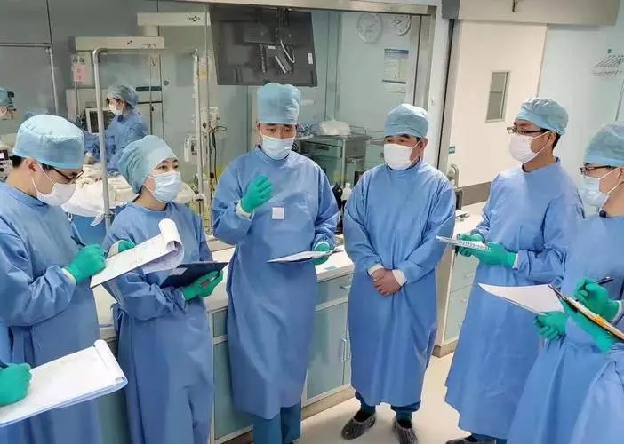 南京丈夫火灾中阳台救妻，此男子的现状如何？